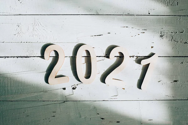 2021 Figuras Ano Novo Sol Fundo Madeira Branco — Fotografia de Stock
