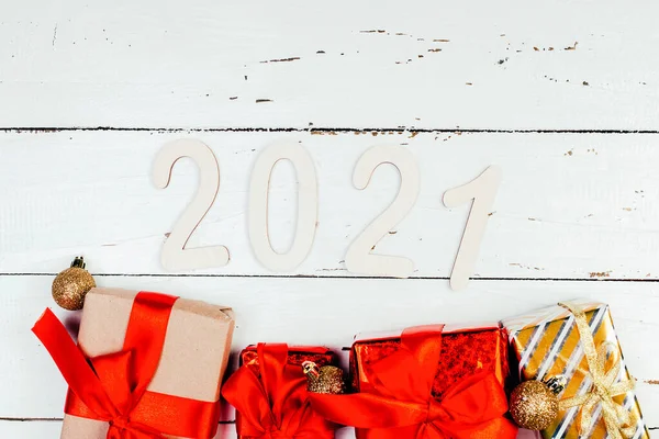 2021 Figuras Ano Novo Presentes Com Fita Vermelha Fundo Madeira — Fotografia de Stock