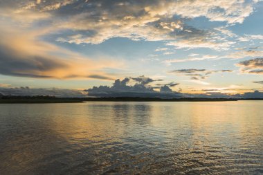 Amazonas Nehri'nde gün batımı