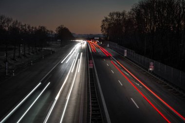 Gün batımında alplere giden otoyol.