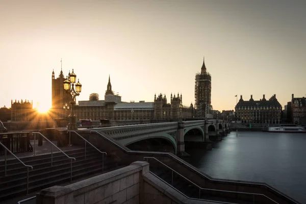 Big Ben y el puente en el momento de la puesta del sol . — Foto de Stock