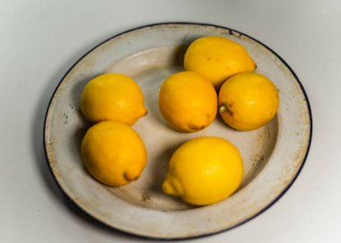 Vintage emaye tabakta taze sarı limon. Yakın çekim