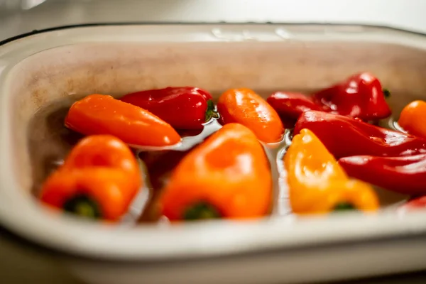 Színes paprika vízben Vintage zománcozott tálban Jogdíjmentes Stock Képek