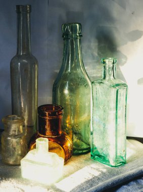 Gölgeler ile güneş ışığında vintage şişe koleksiyonu. Yakın çekim.