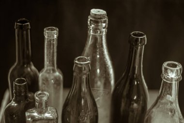 Koyu bulanık arka planda vintage şişe koleksiyonu. Yakın çekim