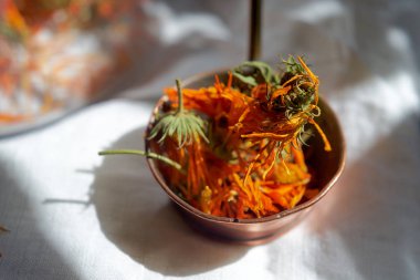 Kurutulmuş calendula çiçek vintage pirinç kepçe. Calendula çiçekleri üzerinde seçici odak. Yakın çekim