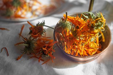 Kurutulmuş calendula çiçek vintage pirinç kepçe. Calendula çiçekleri üzerinde seçici odak. Yakın çekim