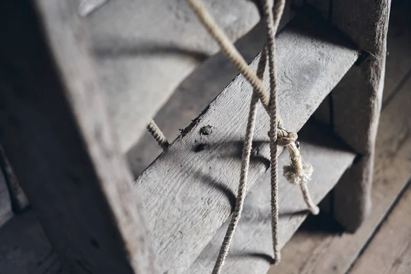 Eski ahşap merdiven. Merdiven basamağını seçmeli odakla. Yakın çekim