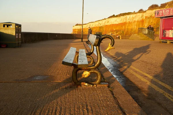 Hunstanton, Norfolk, İngiltere, İngiltere - 1 Ocak 2019: Hunstanton plajında sisli kış akşamı yalnız bank