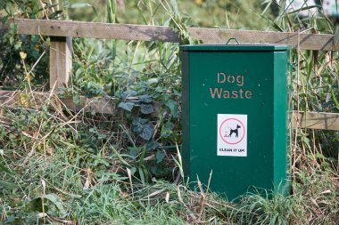 Parkta köpek atık kutusu üzerinde seçici odak işareti ile temizleyin . Yakın çekim