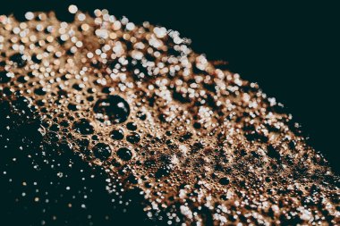 Makro kahve köpüğü ve güneş ışığı. Seçici odak