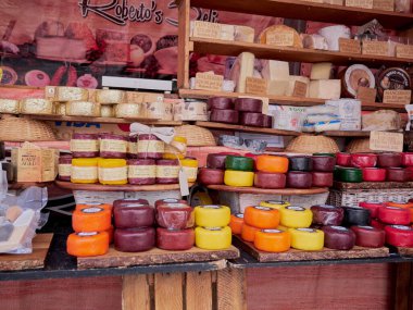 Cambridge, Uk - 9 Ekim 2019 Cambridge pazar meydanı. Çeşitli peynirli market tezgahı.