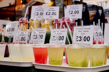 Cambridge, Uk - 9 Ekim 2019: Plastik bardaklarda taze sıkılmış meyve sularıyla market tezgahı