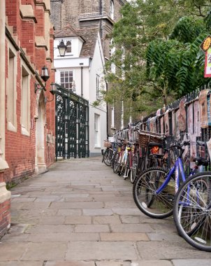 Cambridge, Uk - 9 Ekim 2019: Bir sürü posterle birlikte çitin karşısına park edilmiş bisikletler