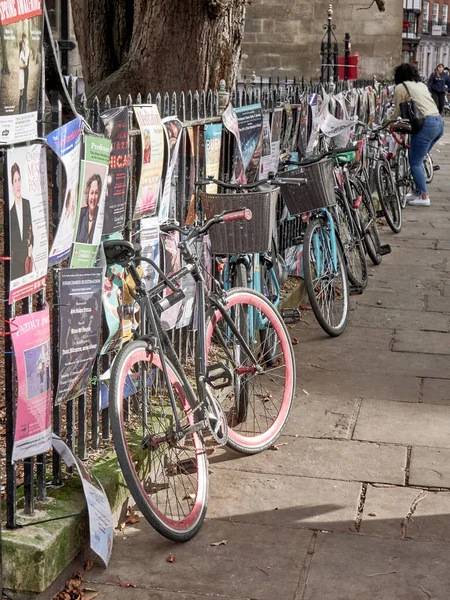 Cambridge, Uk - 9 Ekim 2019: Bir sürü posterle birlikte çitin karşısına park edilmiş bisikletler