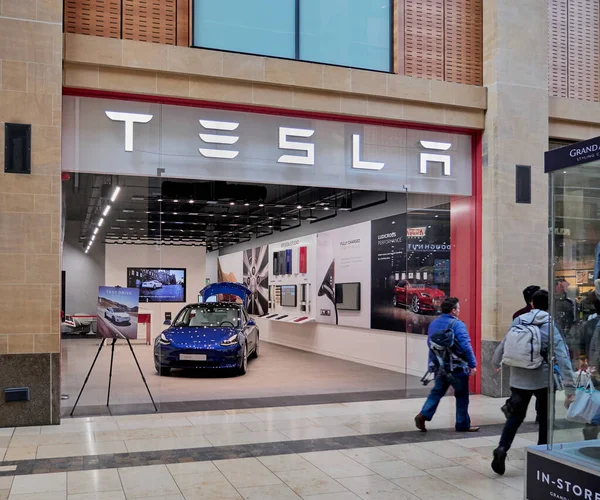 Cambridge, Storbritannien - 9 oktober 2019: Tesla displaybutik i Grand Arcade köpcentrum Stockfoto