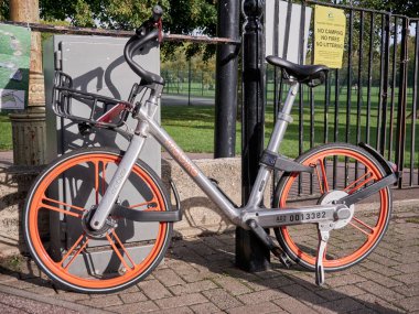 Cambridge, Uk - 9 Ekim 2019: Metal direğin yanına park edilmiş motosiklet paylaşımı bisikleti