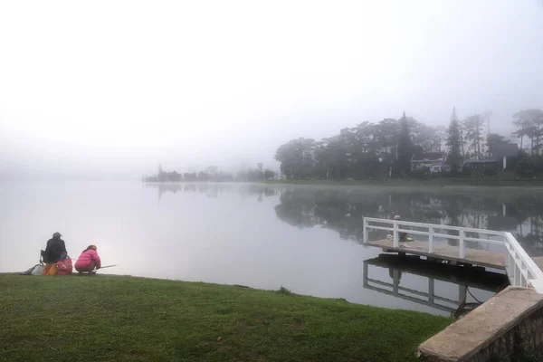 Dalat Vietnam Května 2018 Místní Lidé Rybaření Jezera Xuan Huong — Stock fotografie