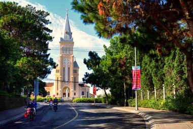 Dalat, Vietnam - 2 Mayıs 2018: St. Nicholas Katedrali (Dalat Katedrali) ya da tavuk kilise Tran Phu Street Da Lat, Vietnam