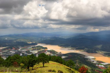 Lang Biang dağlar veya dalat şehir Dalat, Güney Vietnam çatısı görüntülemek
