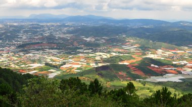 Lang Biang dağlar veya dalat şehir Dalat, Güney Vietnam çatısı görüntülemek
