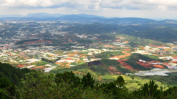 Lang Biang dağlar veya dalat şehir Dalat, Güney Vietnam çatısı görüntülemek