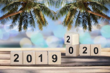 Ahşap küp sayı 2020 2019 plakalar tropikal plaj arka plan, mutlu yeni yıl kavramı ve mutlu yaz tatil fikir