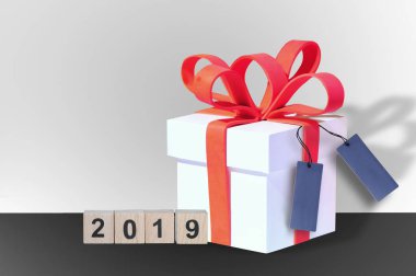 Küp sayı 2019 ve kırmızı kurdele, kutlama kavramı ile beyaz hediye kutusu
