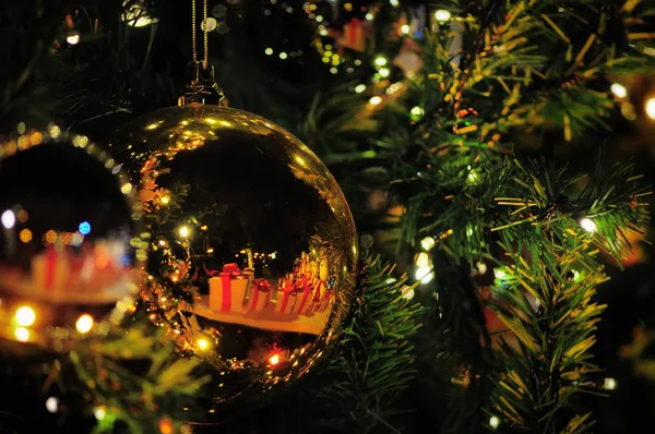 Close Bal Met Geschenkdoos Reflectie Decoratie Kerst Ornamenten Sprankelende Kerstboom — Stockfoto