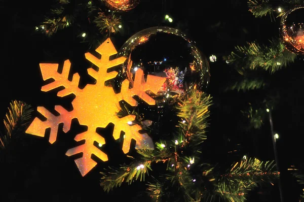 Close Sneeuwvlok Decoratie Kerst Ornamenten Fonkelende Kerstboom Achtergrond — Stockfoto