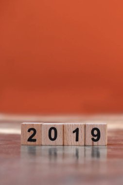 Sayı 2019 çimento sarı arka plan, mutlu yeni yıl kavramı üzerinde küp