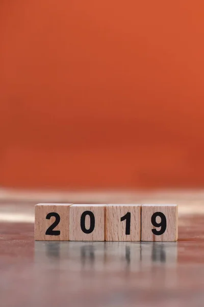 Cubo Número 2019 Cemento Sobre Fondo Ámbar Feliz Año Nuevo —  Fotos de Stock