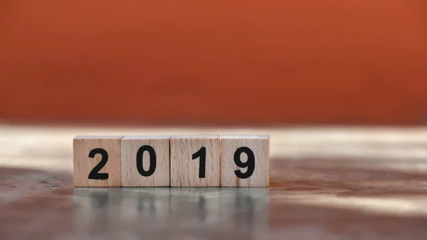 Cubo Número 2019 Cimento Fundo Âmbar Conceito Feliz Ano Novo — Fotografia de Stock