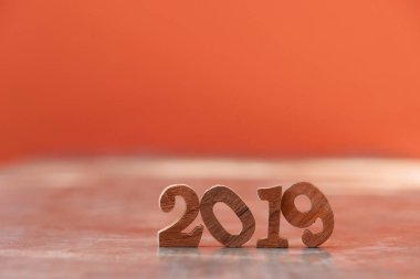 Sarı arka plan, mutlu yeni yıl kavramı üzerinde çimento üzerinde ahşap numarası 2019