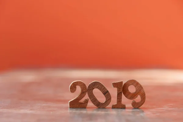 Número Madera 2019 Sobre Cemento Sobre Fondo Ámbar Feliz Año —  Fotos de Stock
