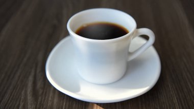 Güneş ışığı, gevşeme kavramı ve yumuşak odak fikir ile tabloda siyah sıcak kahve