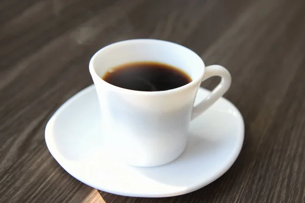 Schwarzer Heißer Kaffee Auf Tisch Mit Sonnenlicht Entspannungskonzept Und Soft — Stockfoto