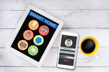 Akıllı ev uygulama bilgisayar tablet ve eşler arası transfer para kahve tablo, acımak hayat kavramı ve akıllı teknoloji fikir ile akıllı telefon