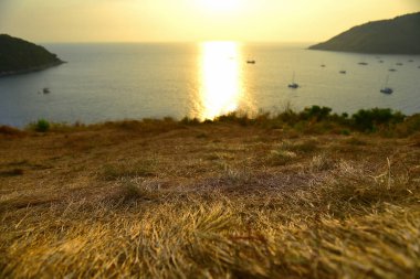Phuket, Tayland yel değirmeni açısından günbatımı manzarası. Bu tepenin bakış açısı Ya Nui ve Nai Harn plajlar arasında yer alır