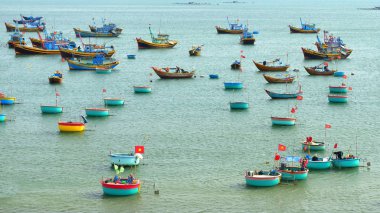 Phan Thiet, Vietnam - 3 Mayıs 2018: Vietnam'daki Mui Ne habor balık pazarında balıkçı tekneleri
