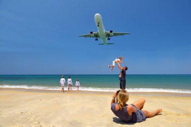 Phuket, Tayland - 26 Mart 2018: Turistler Phuket Uluslararası Havaalanı'na iniş uçağın fotoğrafını çekiyor. Phuket Uluslararası Havaalanı, Phuket adasının kuzeyinde, Mai Khao plajıyakınında