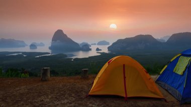 Samet Nangshe 'nin Tayland' daki Phang-nga eyaletindeki manzarası çok güzel. Seyahat hedefi kavramı ve dönüm noktası fikri