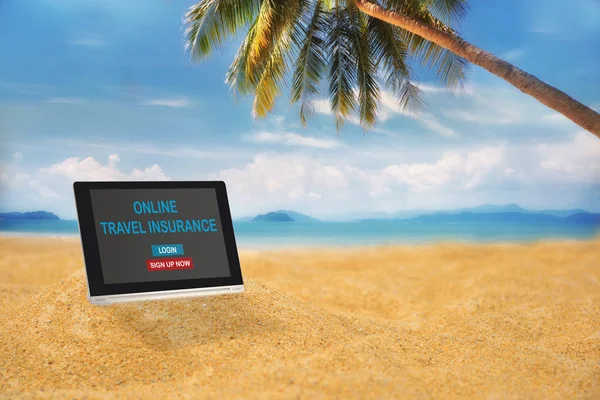 Online Słowo Ubezpieczenia Podróży Tablecie Komputerowym Tle Tropikalnej Plaży Koncepcja — Zdjęcie stockowe
