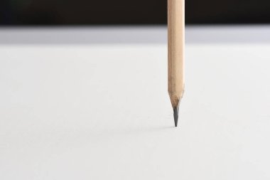 Siyah arka plan üzerine beyaz kalem, eğitim okul kavramına ve özgürlük negatif alan fikrine geri döndü