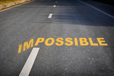 Siyah asfalt yol yüzeyinde onsuz imkansız sözcük güneş ışığı, iş meydan okuma kavramı ve başarı fikrinin üstesinden gelmek