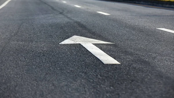 沥青路面上的近距离白色箭头 交通理念及继续前进的构想 — 图库照片