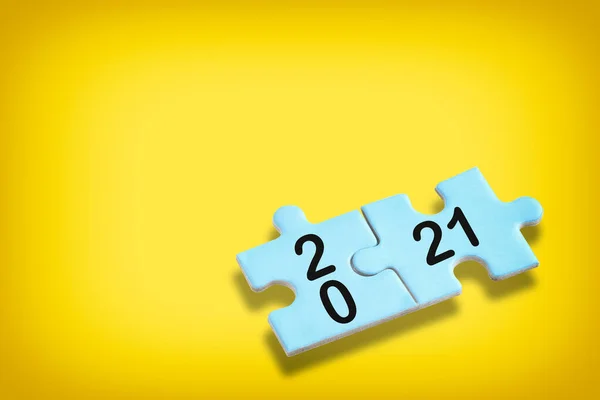 Νέο Έτος 2021 Μπλε Παζλ Σκιά Κίτρινο Φόντο Επιχειρηματική Επιτυχία — Φωτογραφία Αρχείου