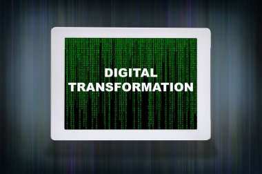 Bilgisayar tableti ekranında yeşil ikili kod ondalığı desenli dijital dönüşüm kelimeleri. Yıkıcı zorluk kavramı ve dijital bozulma fikri