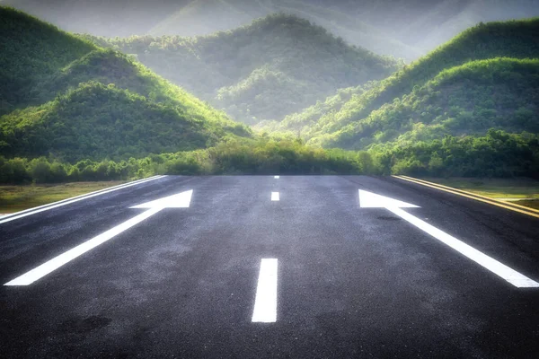 Strada Asfaltata Con Freccia Bianca Segno Marcatura Sul Manto Stradale — Foto Stock