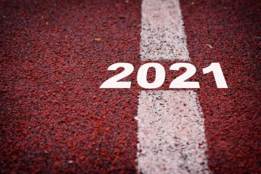 Yeni yıl 2021 'de yol yüzeyinde işaretleme çizgileri, mutlu yıllar konsepti